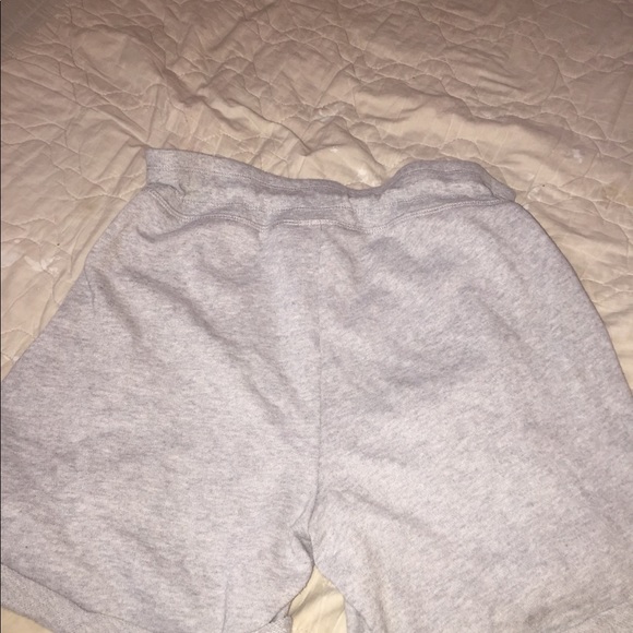 Tommy Hilfiger shorts😍 - Picture 3 of 5